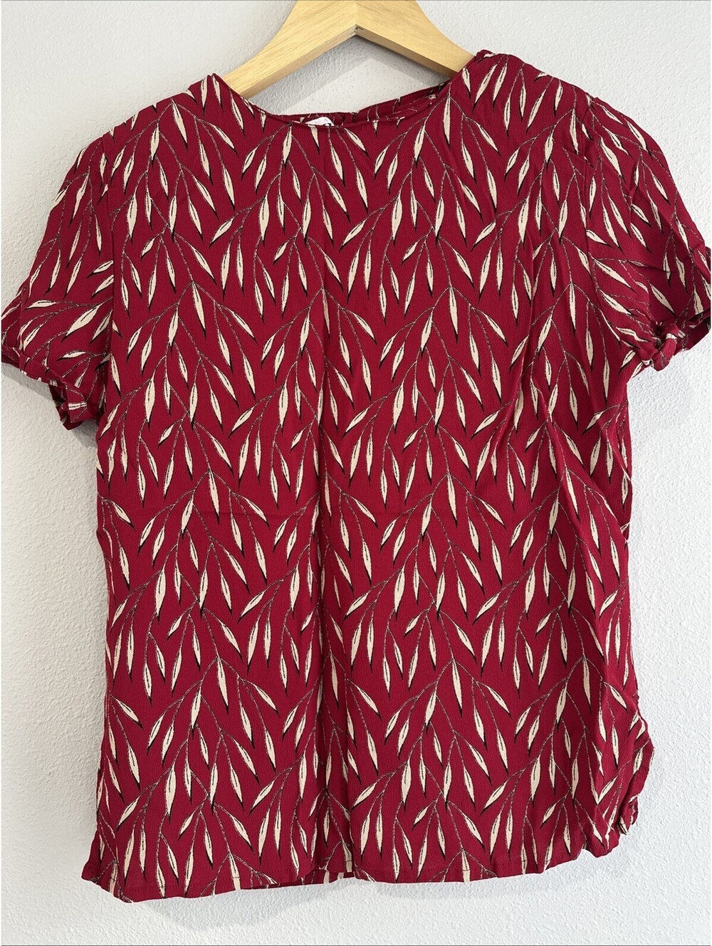 Gianni Blouse Featuring An All-over Cream Leaf Print Size 6 Small Women Top